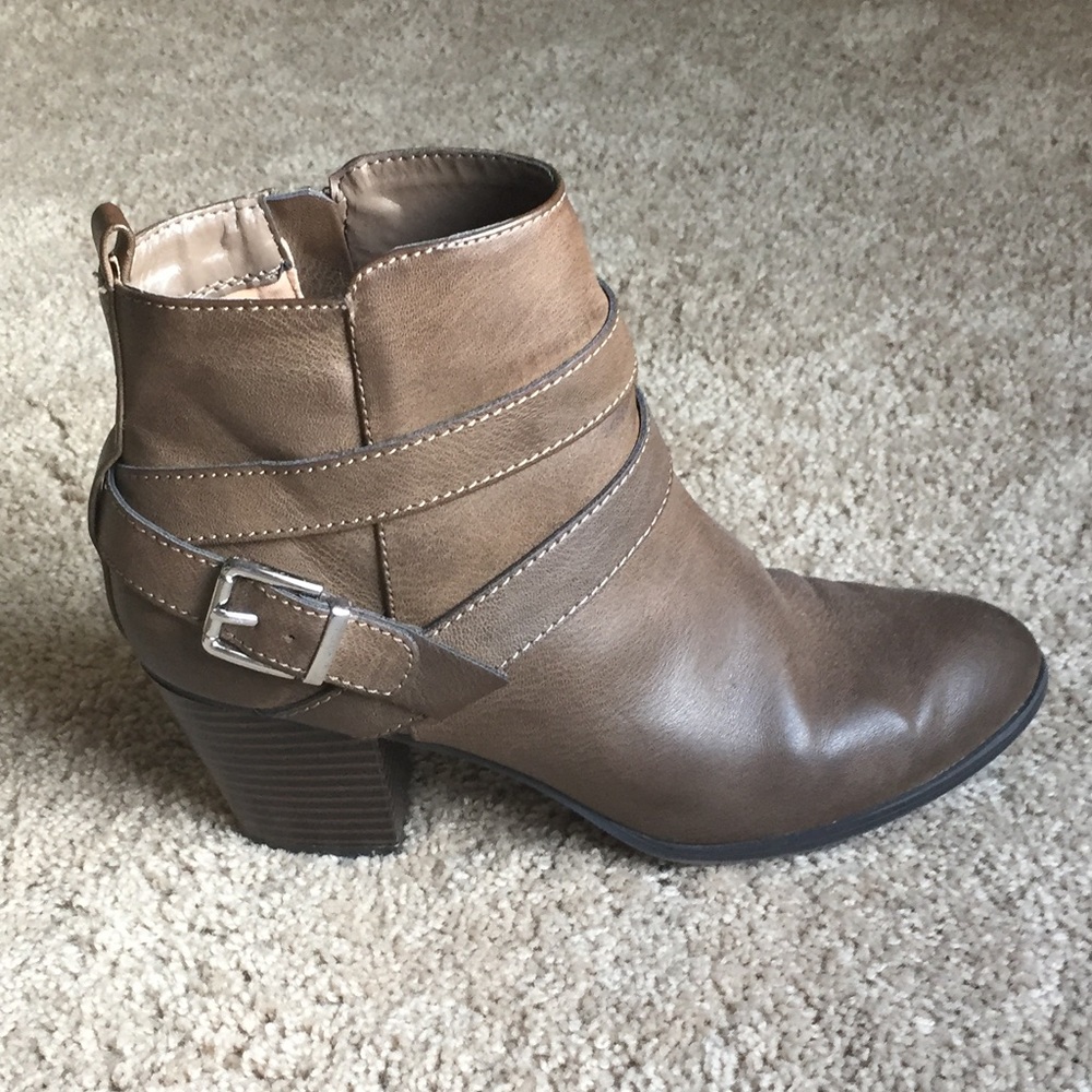 Basically new Express women’s heeled booties EUC